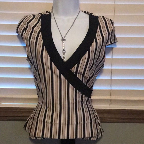 le chateau Tops - Classy timeless V-neck top